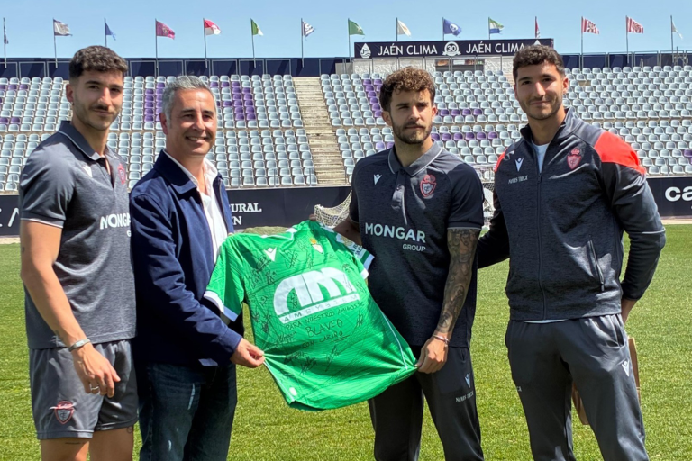 Blaveo renueva su compromiso con el Real Jaén y vuelve a regalar la camiseta oficial de esta temporada