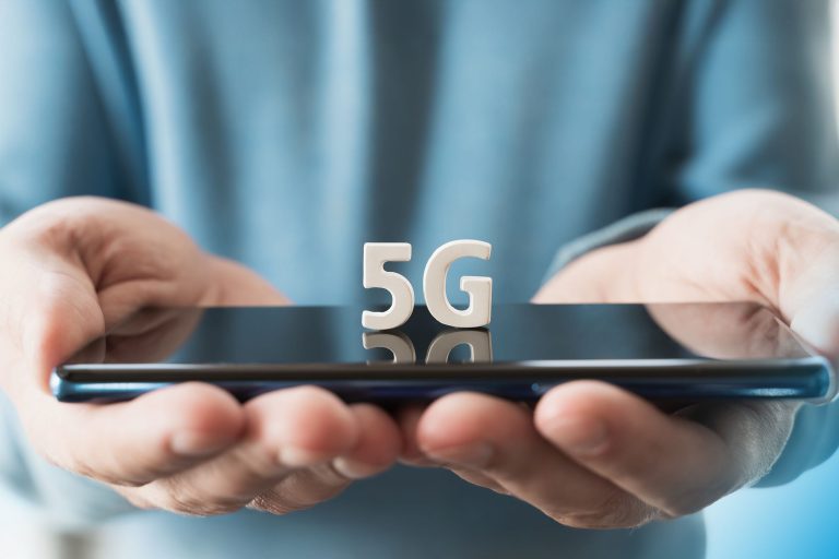 Persona utilizando un móvil compatible con 5G.